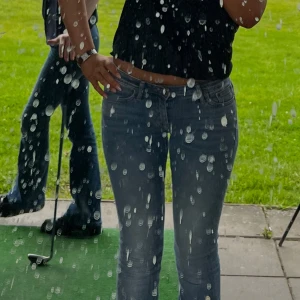 Blå jeans från Crocker - Säljer ett par klassiska blå jeans från Crocker. De har en straight passform och är tillverkade i denim. Längd ner är dem lite slitna 