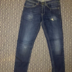 Dondup jeans  - Dondup jeans köpta i Italien! Tyvärr passade inte dem så säljer de nu för 399kr! Jeansen är inte använda så i nyskick!