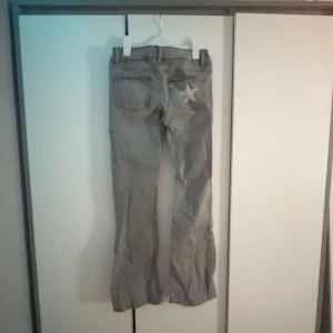 Grå jeans med stjärndetalj - jeansen är ursprungligen från gina med köpt på kidsbrandstore. jätte fina och använda fåtal gånger. storlek 164❤️