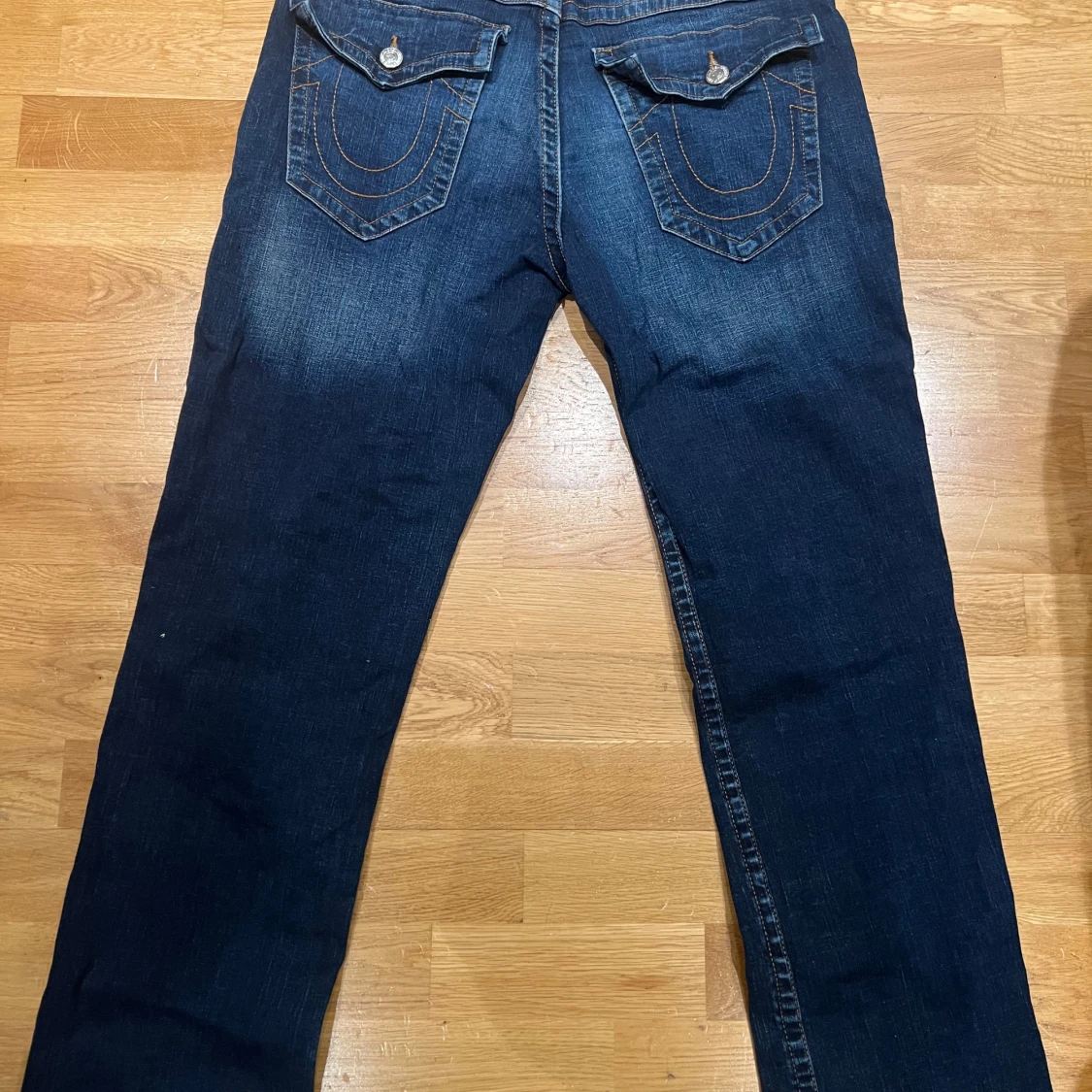 Mörkblåa True Religion jeans.