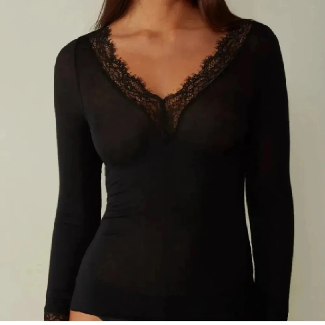 Svart långärmad topp med spetsdetaljer