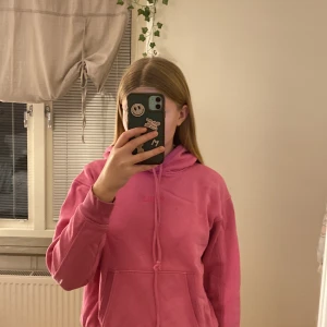 Rosa hoodie från Levi's - Säljer en snygg rosa hoodie från Levi's. Den har en klassisk känguruficka och justerbar huva. Perfekt för en avslappnad stil. 💖