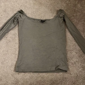 off-shoulder tröja gina tricot  - en grå off shoulder tröja från gina tricot, säljer pga att den inte används❤️ bra skick och fin💓