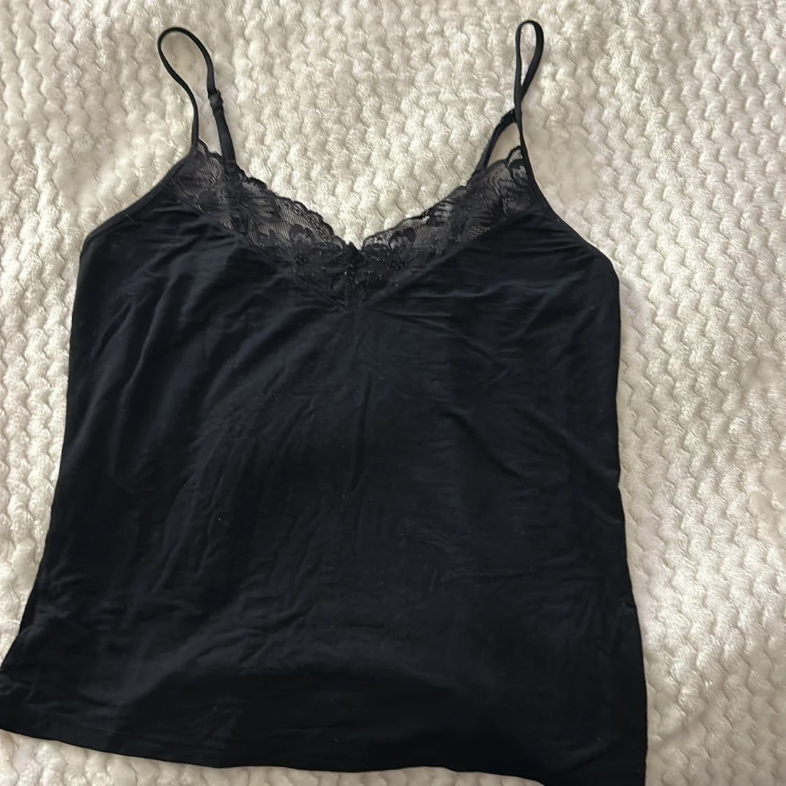 Svart linne med spetsdetaljer