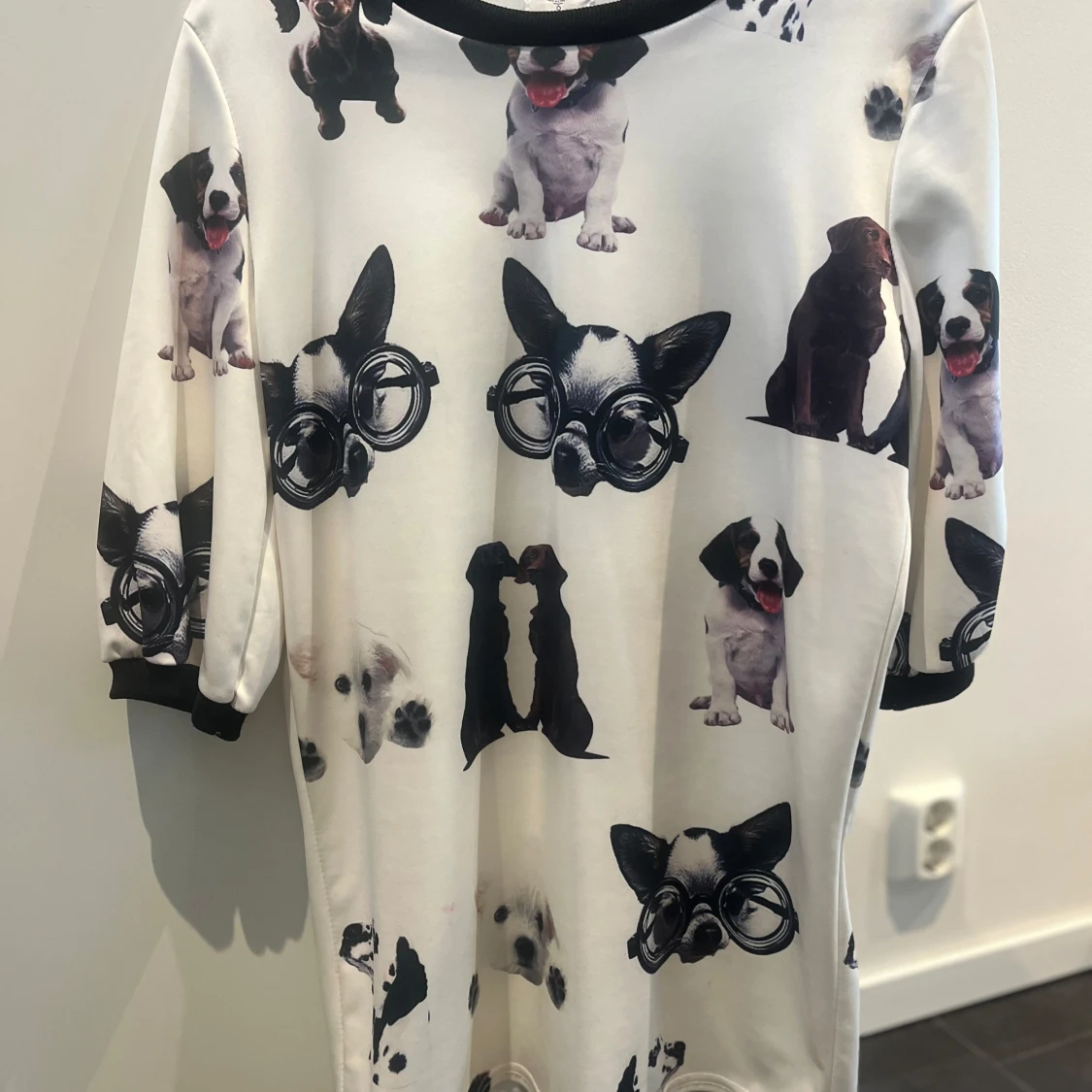 Vit klänning med hundmotiv - 90