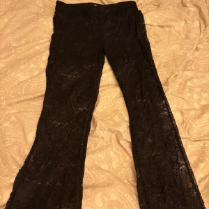 Svarta spetsbyxor från Zara - Snygga svarta byxor i spets från Zara. Aldrig använda och i storlek M.