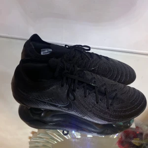 Svarta Nike fotbollsskor  - Ett helt par nya Nike Phantom Luna 2 Elite som endast är använda vid en fotografering. Original priset ligger på 3 499kr. 