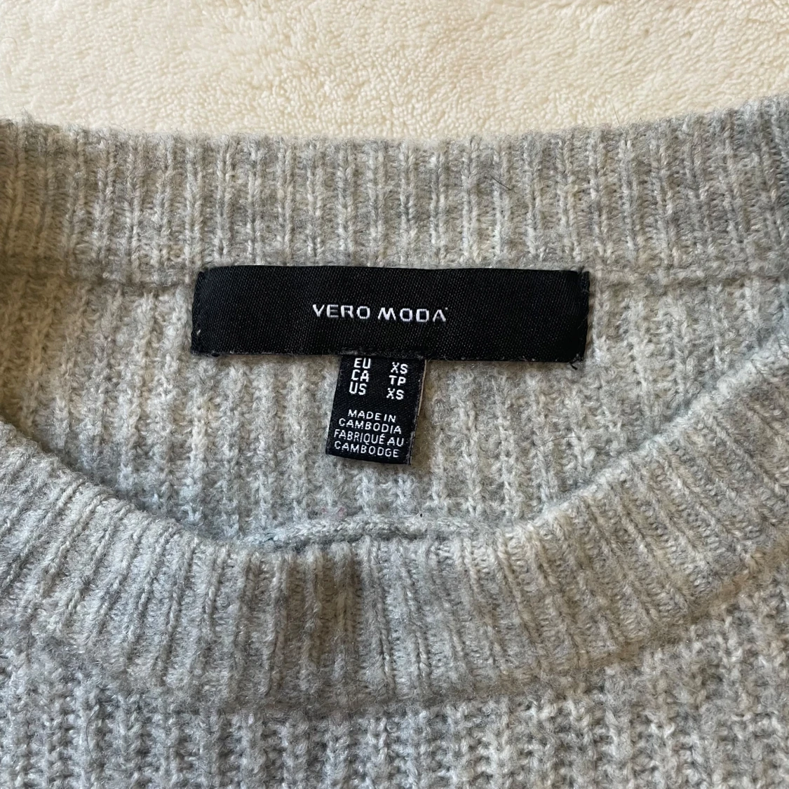 Grå och vit randig tröja från Vero Moda - 91