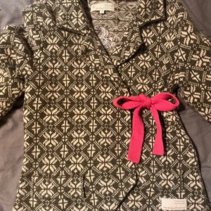 Odd Molly kofta  - mönstrad kofta från Odd Molly i grönt och vitt med en rosa knytning i midjan. Super fint skick, knappt använd! 