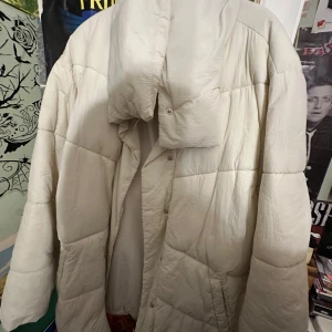 Snygg Vit Jacka från Vila - Säljer en vit pufferjacka från Vila i storlek 42. Jackan har en quiltad design och långa ärmar, perfekt för kyliga dagar. Den är stilren och enkel att matcha med olika outfits. Passar perfekt till höst/vinter. Finns en liten fläck på baksidan men är i gott skick i övrigt. Och då detta är min lillasysters (hon vill sälja då hon ska flytta) så finns det tyvärr inga bilder där jag har jackan på mig.
