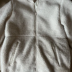 Vit teddyjacka  - Mysig vit teddyjacka med dragkedja. Säljer pågrund av att den inte kommer till användning 🩷 storleken är xs men passar även s och m. Pris kan diskuteras. Hör av dig om du har frågor 🩷.                                      Säljer även fler jackor och jeans🤍