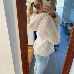 Fin pälsjacka  - Säljer denna super fina och sköna päls jackan som tyvärr inte kommer till användning. Storlek 40 men passar även mig som har 34-36🩷 jackan har en liten fläck på ryggen men det är inget man tänker på, därav priset. Hör av dig om du har frågor💗.                               Pris kan diskuteras.                                          Säljer även fler jackor och jeans🤍