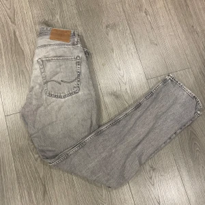 Grå jeansbyxor, Jack & Jones - Storlek W30 L34