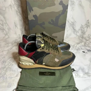 Valentino rockrunners - Säljer dessa valentino rockrunners! Det som följer med är 2 dustbags, box och extra snören! Kvittot har jag råkat tappat bort men har bild på det! Dem är perfekta nu i vinter eftersom dem är sköna och varma! Priset går att diskuteras! Det är bara att skriva vid frågor/funderingar! OBS dem är använda efter bilderna har tagits och är lite slitnare nu!