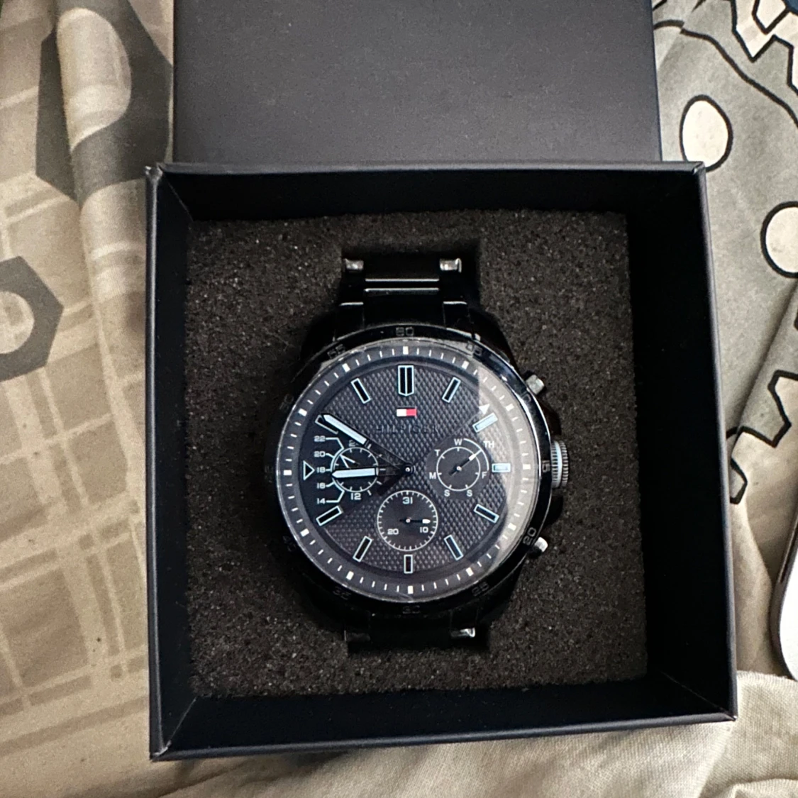 Svart klocka från Tommy Hilfiger - 90