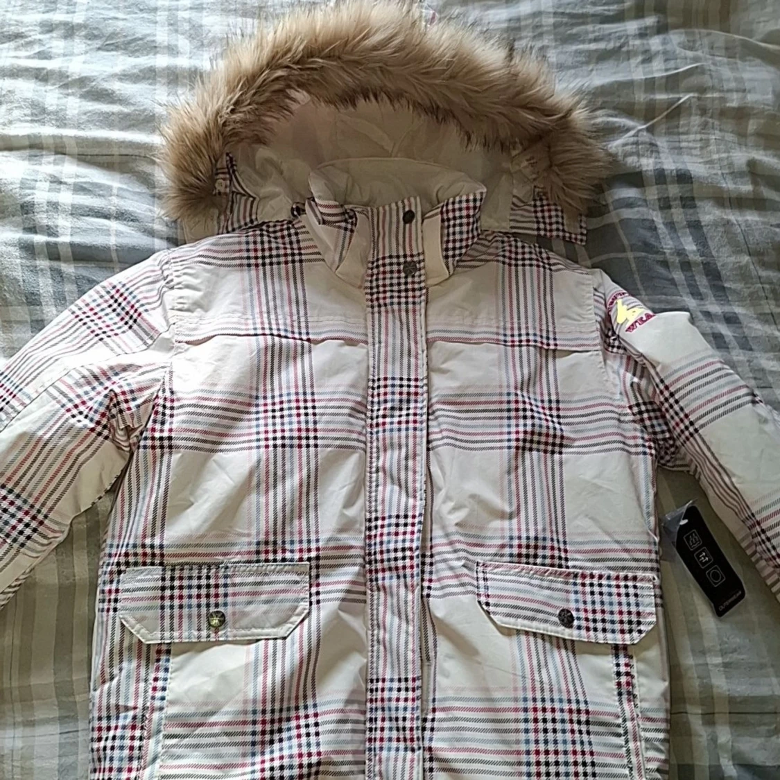 Ny vinterjacka med pälsdetaljer - 90