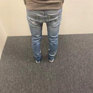 Dondup George - Ett par riktigt sköna Dondup jeans i bra skick. Jeansen har ett par slitningar vid fickan och knät samt en mindre på bakfickan vilket ger en skön karaktär. Jeansen har även en riktigt skön och unik fade. Skick 7/10, hör av er vid frågor priset är ej hugget i sten!