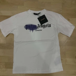 PALM ANGELS TEE - säljer helt nytt palm angels tshirt eftersom den inte passade mig, skön tshirt bra material, pris kan diskuteras vid snabbt köp, Först till kvarn!