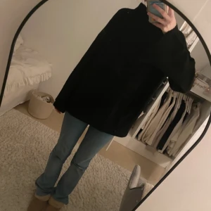 Svart tröja från 157 - Säljer en svart tröja från 157 i storlek XS. Tröjan har en loose passform och långa ärmar, perfekt för en avslappnad stil. Den är enkel och stilren, vilket gör den lätt att matcha med olika outfits.