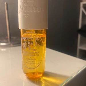 Sol de janeiro 62 - Säljer min parfym från sol de Janeiro, då den inte används något mer. Är sprayad ungefär 5 gånger 