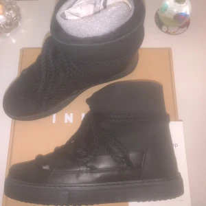 Oanvända Svarta boots från Inuikii - Hej jag säljer nu mina helt nya Snygga svarta boots från Inuikii med robust design och snörning, då dem ej gick att skicka tillbaka, anledningen att jag vill sälja dem är storleken. Perfekta för kyligare dagar med sin höga modell och stilrena look. Kommer oanvända i originalförpackning.