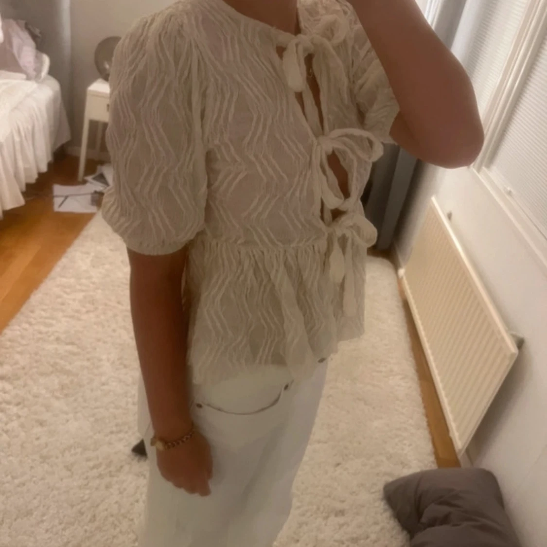 Vit blus med knytning - 93