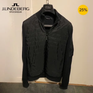 Svart cardigan J.Lindeberg - Svart cardigan från J.Lindeberg i toppskick | nypris 3700kr | mitt pris 2000 rea - 1499 | sälvklart äkta köpt från johnells