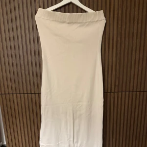 Beige långklänning från LXA - Snygg beige långklänning från LXA i ett mjukt och bekvämt material. Väldigt skrynkligt då den har varit i garderoben nästa dels 