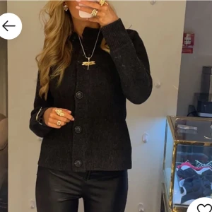 kofta med knappar - Såå fin kofta. I 100% ull och i storlek S. (inte min bild) ! Skriv för fler frågor eller bilder!👌🏼