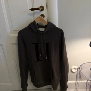 Grå hoodie från Les Deux - Snygg grå hoodie från Les Deux |Anvönd men i hyfsat bra skick, lite solblekt typ 6/10| Storlek: Small | Hör av er vid funderingar! | A&Wfashion 🌟🙌🏻