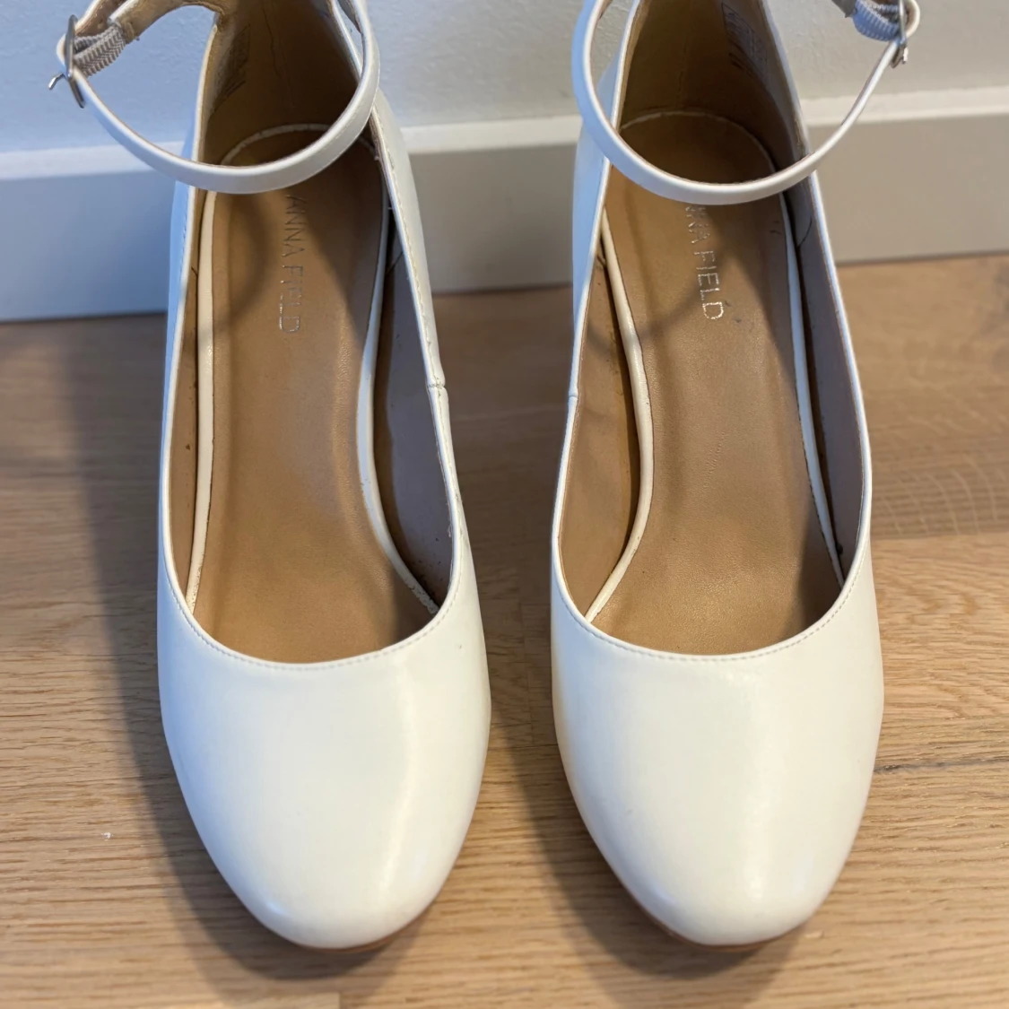 Vita pumps med rem - 90