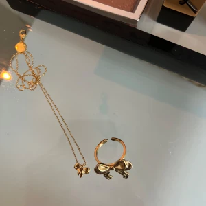 Rosett ring - (Säljer ringen). Rosett ring i guld som är justerbar och i bra skick.