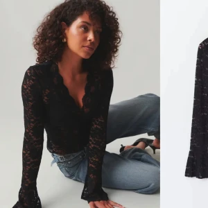 Svart spetsblus - Elegant svart spetsblus med långa ärmar och v-ringad design. Perfekt för en stilfull look med fina spetsdetaljer som ger en romantisk känsla. (Prislapp kvar) slutsåld på hemsidan