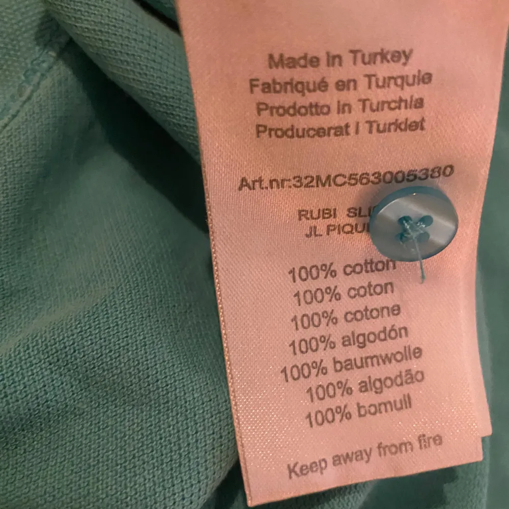 Säljer en stilren blå pikétröja från J.Lindeberg i storlek L. Tröjan är tillverkad i 100% bomull och har en slim fit passform. Hör av dig om du har några frågor. . T-paidat.