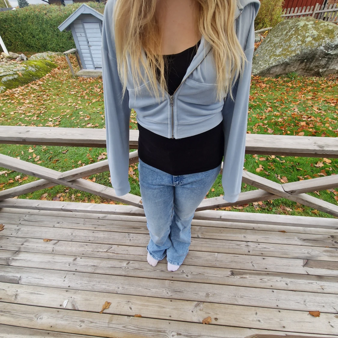 Ljusblå hoodie med dragkedja