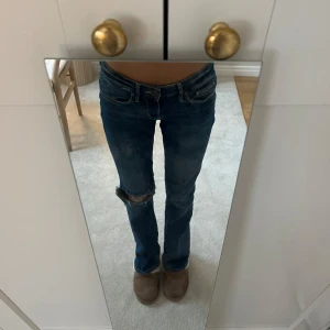 Blå jeans med slitning - Snygga blå jeans med en cool slitning på ena benet💓💕