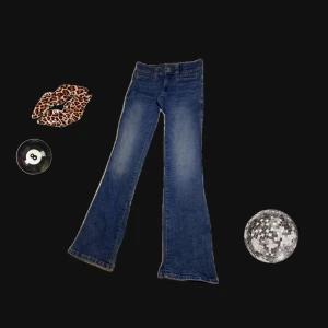Lågmidjade blåa bootcut jeans - Super snygga lågmidjade bootcut jeans. Stolek 164 men skulle säga att de passar xs-xxs. Passar bra till lite kortare personer. Midjemått 33 cm, innerbenslängd ca 73 cm. Använda ganska mycket men det är inget som syns. Det är i lika bra skick som nya. Pris 200kr + 54 kr frakt.