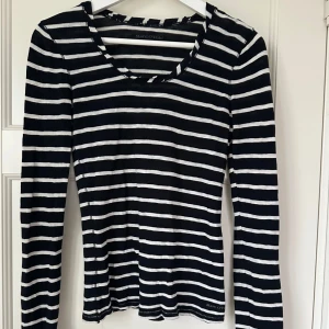 Marc O’Polo tröja - Marc O’Polo tunn randig stickad tröja i storlek XS. 