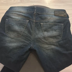 Mörkblå jeans från Diesel - Jeans från diesel med coola fickor! Säljer då jag har för många jeans. De är i jättebra skick och har inga synliga skador, jag har dock sytt om de till bootcut. Hör av dig vid frågor!💕