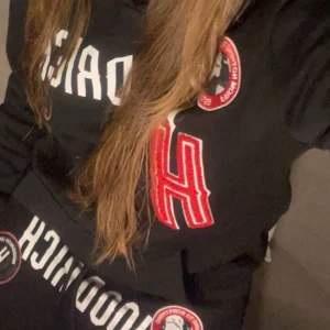 Svart hoodie med tryck - Ett Hoodricg sett som i princip är helt nytt använt sparsamt, byxorna är i storlek M och hoddien i storlek S