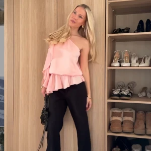 Rosa oneshoulder-top  - Snygg rosa oneshoulder-top med volangdetaljer. Perfekt för en somrig look. Super snygg topp från Feeling friday. Säljer då den är för stor och kan inte byta den då den är slutsåld på hemsidan och kommer inte komma in igen. Den är därför i helt nytt skick med prislappen kvar. Nypris: 699🫶