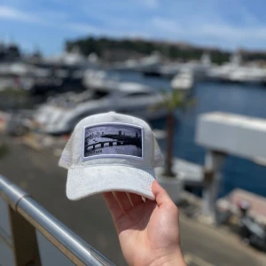 Velvetkeps  - En ny keps i märket ”Venture Clothing”. Kepsen har en tidslös design med en bild tagen över London. För perfekt passform justeras kepsen med läderspännet (bak). Hör av dig vid minsta fråga eller fundering! 