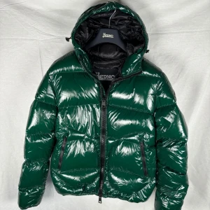 Herno Jacka (HELT NY) - Herno Jacka, storlek L men sitter litet, skick 10/10 ny, pris 3999kr. Hör av vid frågor eller funderingar.