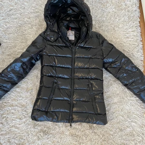 Moncler jacka - Säljer Moncler jacka i fint skick då jackan blivit för liten