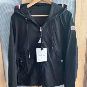Moncler windbreaker  - - Helt ny & oanvänd. - 10/10 Topp kvalité. - Lappar + Moncler påse medföljer.  - QR - kod går att scanna & verifiera, Finns även NFC - scan, som går att verifiera.   - Endast seriösa köpare. - Inga byten!