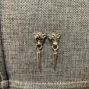 Silvriga örhängen med leopardhuvud  - Unika silvriga örhängen med leopardhuvud och hängande spetsdetalj. Har aldrig använt gillar inte hur dom sitter på mina öron🤍priset kan diskuteras