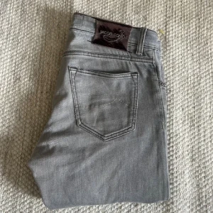 Jacob Cohen Jeans - Tja! Säljer nu mina Cohens då de blivit för små för mig. De är i Storlek 32, modell 622 (slim fit) och i en sällsynt ljusgrå färg. Jättefint skick på byxorna, hör av dig vid frågor eller funderingar! Mvh Måns