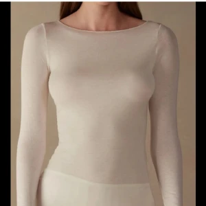 Intimissimi tröja - Elegant beige långärmad topp med en enkel och stilren design från Intimissimi. Endast använd 1 gång, har en ytterst liten defekt men inget som syns! Strl M men passar S💞
