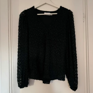 Grön långärmad blus - Använt den ca 2-3 gånger, super fin och skön.genomskinlig vid armarna men ej vid byst och mage💕💕