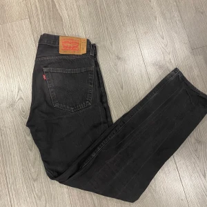 Svarta jeans från Levi's - Storlek W32 L34, hör av dig om du vill ha mer bilder!